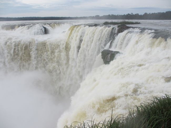 　今日はイグアスの滝の観光です。<br /><br />　午前中はアルゼンチン側から、午後からはブラジル側に戻り<br />ヘリコプターでの遊覧１０分と、ブラジル側の遊歩道を歩きました。<br /><br />　旅行の予定表にはイグアスの滝（ブラジル側、アルゼンチン側）観光３時間と書いてあったので３時間での<br />観光ってどんなものなの・・・とちょっと心配でもありました。<br />　そしたらアルゼンチン側だけでも３時間たっぷり見られたので良かったです。<br /><br />　悪魔ののど笛をすぐそばで見られ、物すごい水量に驚きでした。<br />また他の遊歩道も歩き滝の幅の大きさが十分に分かりました。<br /><br />　同じような写真ばかり掲載していますがお許しを・・・。