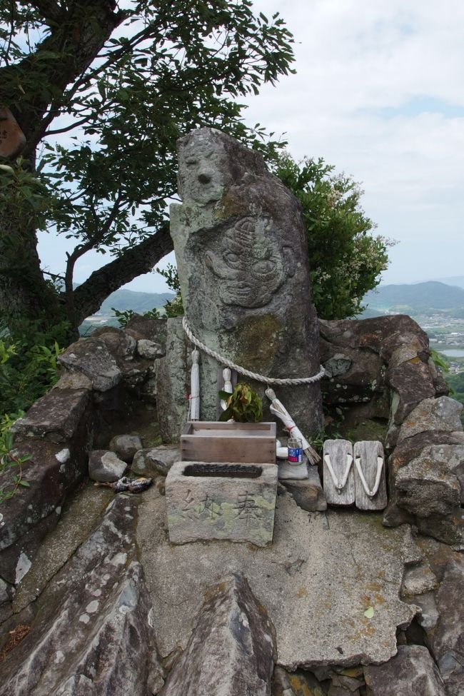 香川県の三木町にある白山（203メートル）に登ってきた。<br /><br />東讃富士、三木富士と呼ばれて親しまれている。<br /><br />車は白山神社にある駐車場に置かせてもらった。<br />登山口は白山神社の脇から。<br />登山道は整備されている。<br />途中遊歩道を交わるところがあり標識がないが上に向かっている道を選ぶと頂上につく。<br /><br />坂道に弱い私でも３５分程度で頂上に着いた。頂上には龍王社と石鎚神社の石祠があるそうだ。<br />展望台があって三木町を一望できる。<br /><br />讃岐七富士の３つめを制覇。