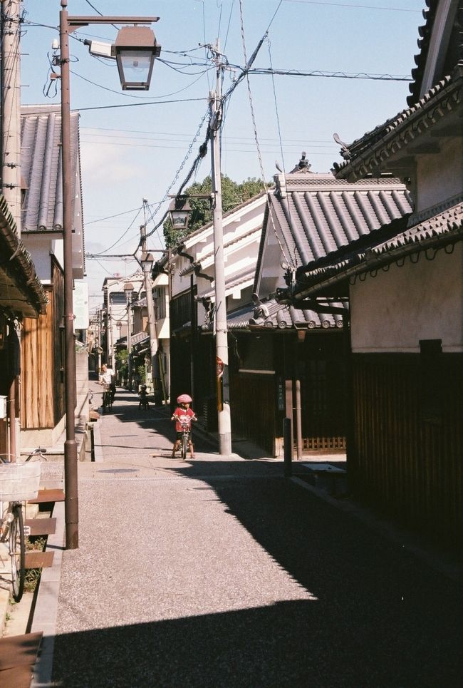 大阪府南部に位置する富田林市、ベッドタウンのイメージが強いところですが、旧高野山街道沿いに開けた宿場町として今も残る「寺内町界隈」をぶらぶら歩くことにしました。<br /><br />近鉄・阿部野橋駅から電車で４０分程度で富田林市に着きます。<br />駅前のバスターミナル向かいに在る小さな観光案内所で情報と地図を仕入れます。<br /><br />ごく普通の家並みを歩いて１０分弱でしょうか?～、旧街道沿いの古い家並みが構えているところから「寺内町」へのタイムスリップが始まりです～。<br /><br />＊ぶらぶら歩きを終えて～、富田林には仕事では来ているのですが、寺内町の様な町並保存されている地区があることは知りませんでした…、整備され過ぎず変に観光化もされてなく、住民の方々が普通に暮らされていることが実に好いですね！～。<br /><br />＊ＰＳ、写真を追加しました（２０１６・５）。