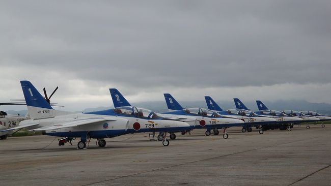 美保基地の航空祭。<br /><br />今年もブルーインパルスがやって来る！とのことで<br />バスツアーで出かけてきました。<br /><br />梅雨真っただ中で生憎の曇り空<br />期待していたアクロバット飛行は中止となりましたが<br />機体を間近で見て、パイロットや整備士さん達のキビキビとした動きも観覧。<br /><br />レインフォールやダイヤモンドテイクオフを見られなかったのは残念ですが<br />また次回を楽しみに、ということで。<br /><br />いろんな航空機を見ることができて、楽しかったです。