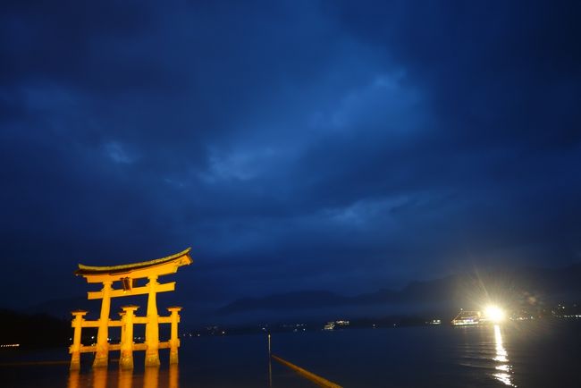 梅雨空のなか、安芸の宮島に上陸してきました。<br />時より晴れ間ものぞき、夜のライトアップは感動的でした。