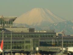 羽田の14番スポットから見えた　富士山と飛行機