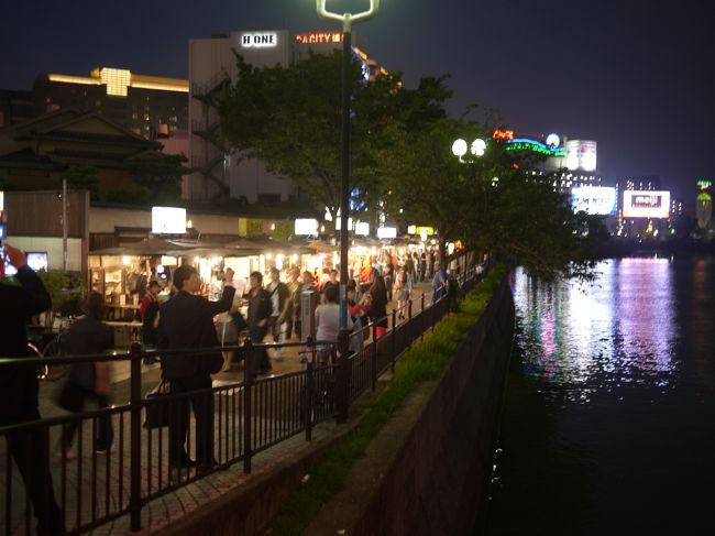 次男の勤務地の東京へいってみようと<br />予定を聞くと「この日は予定あり」との回答で<br /><br />そうだ！博多の屋台に行ってみたいと<br />土曜日の朝ネット検索で宿を取り<br />午前の用事を済ませ午後に新幹線で出発～<br />博多は乗換か通るばかりで一度行ってみたかった<br />ＮＨＫの大河ドラマ「軍師・官兵衛」の舞台が後半九州に移るし・・<br />興味深々・・<br />前日にネットで見ていた高級だがリーズナブルな宿(ｷｬﾝﾍﾟｰﾝ中）が朝、一歩の差で<br />一杯（×）だったので<br />天然温泉　御笠の湯　ドーミーイン博多祇園へ宿泊ゲット<br />急な日程の為何も調べずにipadとiphoneを頼りに行ってきました