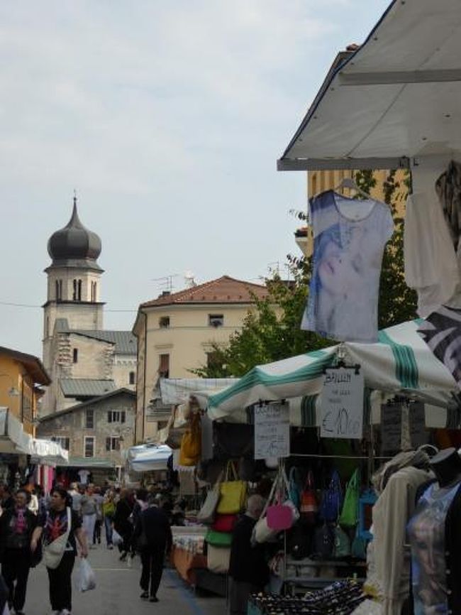 初夏の優雅な北イタリア旅行♪　Ｖｏｌ７９（第６日目午前）　☆トレント（Trento)）：朝から賑わう木曜市場を見学とショッピング♪