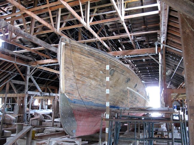港町スティーブストンのブリタニア造船所、ギャリー岬公園、ロンドンファームに行ってきました。<br /><br />ブリタニア造船所は漁船の造船・修理などを行っていたところで、木造の施設がそのまま残っています。日系人とも関係が深い史跡です。<br /><br />スティーブストン漁港で昼食にフィッシュ・アンド・チップスを食べ、ギャリー岬公園に行きました。この公園は日本庭園、スポーツカイト、ルピナスの花、丸太が打ち寄せた海岸など見どころが多いです。<br /><br />その後、ロンドンファームでアフタヌーン・ティーを楽しみました。久しぶりに美味しい紅茶を飲みました。<br /><br />スティーブストンは日本とゆかりが深く、また見どころも多いので、1日観光するにはよい場所です。<br /><br />■ 港町スティーブストン 訪問歴 ■<br />1回目） 初夏： 漁港でフィッシュ＆チップス<br />http://4travel.jp/travelogue/10813303<br />2回目） 秋： 仏教会, ジョージア湾缶詰工場, ハロウィン案山子<br />http://4travel.jp/travelogue/10824146<br />3回目） 冬： 老舗フィッシュ＆チップス店 → 国際仏教観音寺に初詣で<br />http://4travel.jp/travelogue/10860206<br />★4回目） 初夏： ブリタニア造船所, ギャリー岬公園, ロンドンファーム<br />http://4travel.jp/travelogue/10896814<br />5回目） 晩秋： 100年前の漁村 フィン・スルー ＆ 漁港の赤ウニ<br />http://4travel.jp/travelogue/10955460