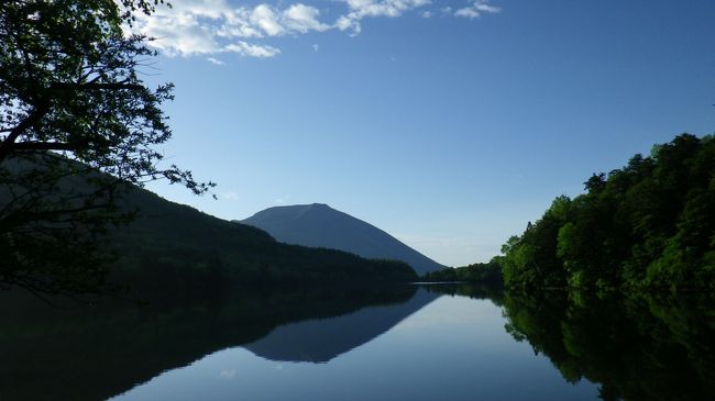 前日の雨も上がりました。<br /><br />朝5時には起きて、温泉に入って体を起こして<br />早朝の散歩に行ってきます。<br /><br />今日の予定は、先に眠った企画担当が、60％の降水予報と<br />ピンポイントで雨または豪雨とのことで、<br />竜頭の滝から中禅寺湖への散策は中止して、湯ノ湖一周に変更に<br />しようと。<br /><br />でも、朝食前のお散歩にまずは行きましょう。<br /><br />