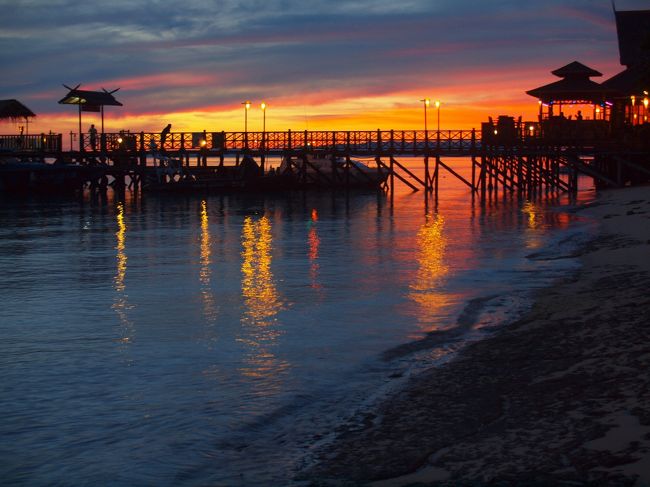 マタキング島でのビーチに沈む夕陽を撮ってみました。<br /><br />朝陽も撮りたかったのですが、ビーチビラはサンセット方向に向いているので、朝陽を撮るには島の反対側まで行く必要がありました。