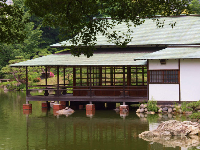 しばらくぶりの　清澄庭園の初夏は初めてです<br /><br />　やはり日本庭園のよさを更に感じた時間でした。<br /><br />清澄庭園<br />http://teien.tokyo-park.or.jp/contents/index033.html<br /><br />義臣旅記<br />２００６　師走　深川散歩　清澄庭園　１<br />http://4travel.jp/travelogue/10111181<br />２００６　師走　深川散歩　清澄庭園　２<br />http://4travel.jp/travelogue/10111546<br />２００６　師走　深川散歩　清澄庭園　３<br />http://4travel.jp/travelogue/10111676<br />２００６　師走　深川散歩　清澄公園から　清澄図書館<br />http://4travel.jp/travelogue/10111835<br />２０１１<br />東京都現代美術館　建物美　上<br />http://4travel.jp/traveler/jiiji/album/10550560/<br />東京都現代美術館　建築美　下<br />http://4travel.jp/traveler/jiiji/album/10551655/