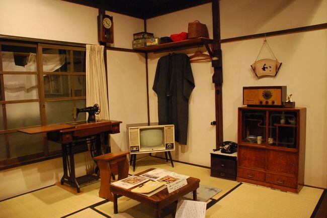 東京都区内の美術館、博物館巡りにお得な「ぐるっとパス」(2000円)を利用しました。今日は渋谷の戸栗美術館、上野の国立科学博物館、下町風俗資料館を訪れ、その中から上野近辺を紹介します。下町風俗資料館は昭和の生活を思い出します。かっちんは子供のころに戻って楽しんでしまいました。