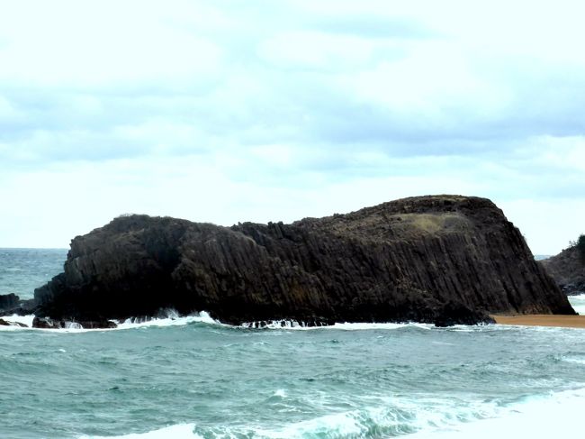 3日目、私がもっと日本海を見たいとの要望を受けて呉れた義弟が、日本海に沿って丹後半島野突端”経が崎を目指してくれた。<br /><br />その途上立ち寄ったのが、竹野川の河口に鎮座する大岩がある”立岩”。<br /><br />溶岩がゆっくり墳流した結果形成されたと云う、柱状玄武岩の紋様で覆われた、約１ｋ四方もある大岩が海に浮かぶ。<br /><br />近くの砂浜に、古代宮廷人に衣装をまとった母子象に吃驚させられるが、その像の足元の案内板に”間人皇后　聖徳太子”と記載されており更に吃驚。<br /><br />”間人皇后”は”用明天皇”の妃で聖徳太子の母と称せられている。<br /><br />その像が何故こんな丹後の突端におおわしますのか？<br /><br />近くに”水無月神社”と云う祠があり、そこの立つ”水無月神社の謂”によると、古墳時代の終わり頃、曽我・物部の争いを避けて、間人皇后がこの地に一時移り住んだらしい。<br /><br />そお云う史実に基づいての像だが、聖徳太子自身がここで生まれた訳けでも住んだ訳でも無さそうだ。
