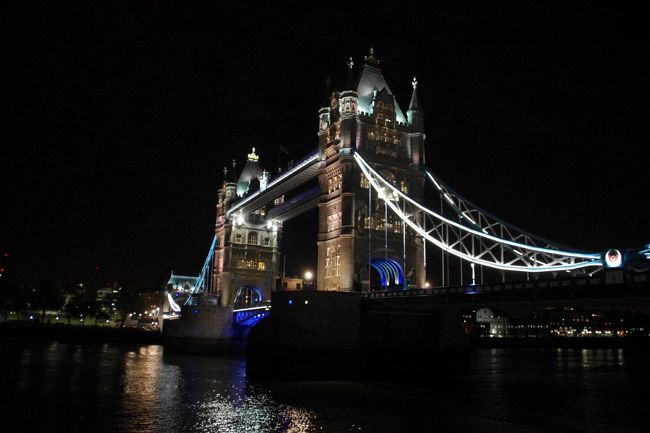 <br />2013年、イギリスの旅中編。博物館をまわったり、ロンドン市内を無駄に歩きまわったりしました。<br /><br />　11/3　ANAで羽田空港へ。東京泊<br />　11/4　BAでロンドン・ヒースロー空港へ。ロンドン市内観光。『LET IT BE』鑑賞。<br />○11/5　王立空軍博物館、大英博物館見学。<br />○11/6　バッキンガム宮殿衛兵交代式、ロンドン市内観光。『オペラ座の怪人』鑑賞。<br />　11/7　コッツウォルズツアーに参加。<br />　11/8　BAで成田空港へ。<br />　11/9　成田着。所用で東京泊。<br />　11/10 ANAで帰着。<br />　