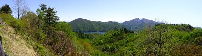 半年ぶりに帰国したので、妻と温泉旅行を計画しました。復興支援などと大げさな気持ちはありませんでしたが、どうせ行くならお湯に恵まれた福島へ出向くのが良いと意見が一致し県内の二か所の温泉をはしごしました。<br />一日目は、ここ高湯の素晴らしい「硫黄泉」を満喫。決してぬるいわけではないのだが、いつまで浸かっていても心地よく、つくづく、あぁいいお湯だなぁと。夕食も、岩魚づくしで大満足。翌日は、裏磐梯を抜けて会津若松へ。無料開放された、かつての有料道路「磐梯吾妻スカイライン」は、日本の道100選にも選ばれているだけに快適そのもの。途中「浄土平」で吾妻小富士を一回りして、高湯の硫黄の香りをぷんぷんさせながら東山温泉へ向かいました。