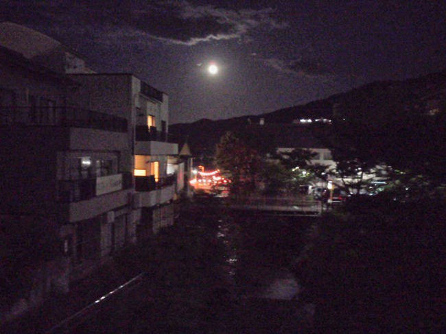 久しぶりに湯河原へ。ホタル狩が目的でしたので、梅雨の中丁度晴れて、風も止みバッチリ観賞できました。<br />        (*￣∇￣*)<br />今回は13日の金曜日、満月の夜でした。