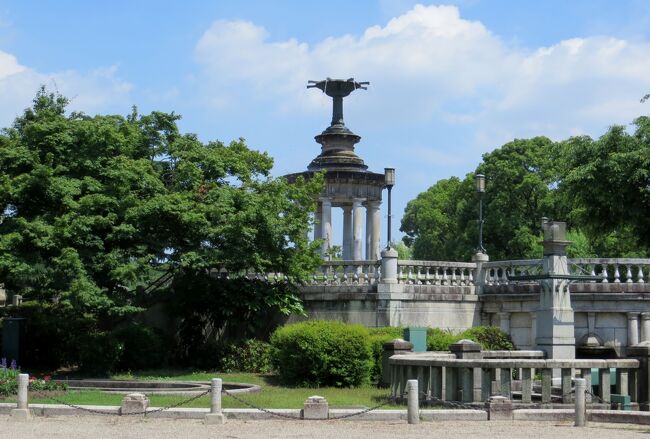 鶴舞公園の花菖蒲の紹介です。紫陽花も見頃が近づいていました。最初に紹介するのは、鶴舞公園の噴水塔などの施設と見頃が終わったバラ園です。