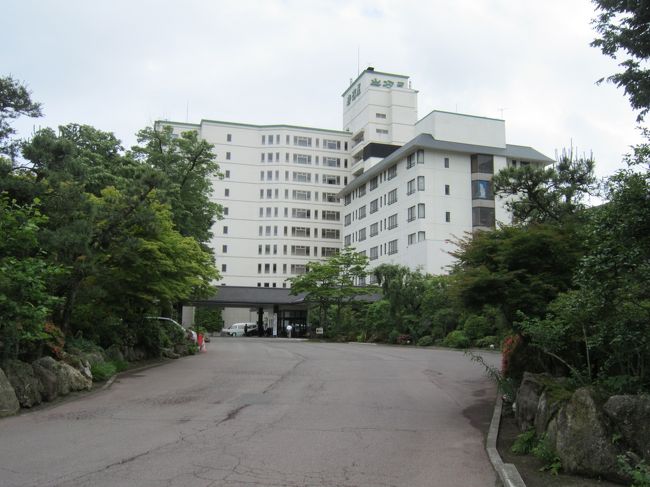 我家の創立記念日に宿泊する予定だった秋保温泉岩沼屋、母の他界で予約変更し、二回り目の大安日に妻と二人で行ってきました。<br /> 岩沼屋は、自宅から車で1時間ほどで行けるので、これまで我家の節目があるたびに利用してきました。いつも変わらぬおもてなしも気に入っていますし、お風呂も温度の異なる湯船を体調に合わせて選んでは入れるので、これまた気に入っています。<br /> 風呂掃除も調理も布団敷きもいらず、大名気分でお風呂に入りかつお料理を堪能し、仏送りが済むまで実家で神経をすり減らしてきた妻にとって、何よりのリフレッシュになったようです。少し元気を取り戻してくれたので、梅雨時の近場の温泉でしたが、とても良い旅になりました。