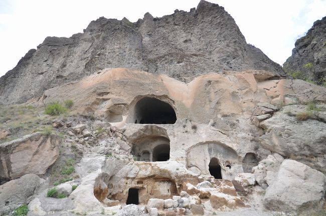 旅行雑誌の写真を見てグルジアにいくつかの洞窟遺跡があることを知り最も規模が大きいと思われるヴァルジア遺跡に行ってみました。遺跡の洞窟内は蟻の巣のように長いトンネルが続いている個所もあり、ドラゴンクエストのダンジョンのような感じでした。雑誌の写真で見るよりもずっと迫力があり楽しかったです。似たような物で山肌に穴を掘った様式の住居はトルコのカッパドキアが有名でこちらも過去に行ってみたことがあるのですがやはり素晴らしかったです。また、日本にも用途は異なるけれど山肌に洞窟が掘られた吉見百穴というものがあります。山肌に人工的に掘られた穴って何とも奇妙でかっこう良くて不思議なものです。<br /><br />この旅行記は<br />日本→ロサンゼルス→マイアミ→ドミニカ共和国→デュッセルドルフ→ストックホルム→リガ→ウィーン→エレバン→トビリシと移動してきた１２日間計画の世界一周ルート旅行の８日目となります。