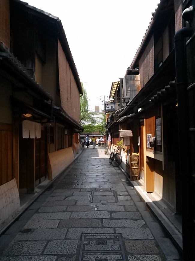 出張で京都に行きました。<br />仕事の合間に少しだけ自由な時間ができたので、東山・祇園界隈を歩いてきました。<br />京都には仕事で数年に１回必ず行くにも関わらず、プライベートでも行ってしまうくらい好きな街です。<br />特に好きなのが今回行った東山・祇園界隈です。<br />こちらを歩くと「京都に来たなー」と実感するのです。