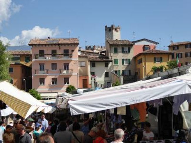 初夏の優雅な北イタリア旅行♪　Ｖｏｌ１１４（第８日目午前）　☆マルチェジーネ（Malcesine)：土曜開催の市場を楽しくショッピング♪
