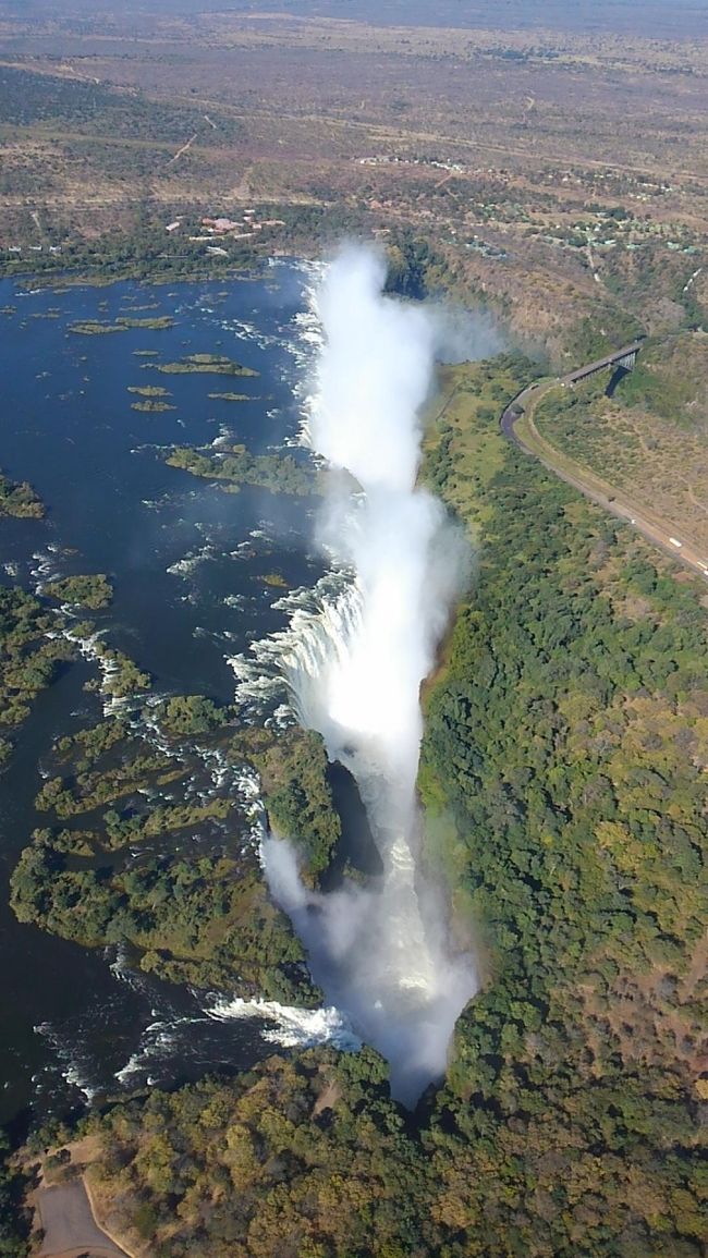 南部アフリカの旅<br /><br />チョベ国立公園→ヴィクトリアの滝→ナミブ砂漠→ケープタウン<br /><br />２０代のころにナイアガラの滝、昨夏にイグアスの滝を見に行ったので、これで、三大瀑布を体感しました。<br /><br />雨季が終わり、一番水量の多い時なので、迫力がありました。<br /><br />