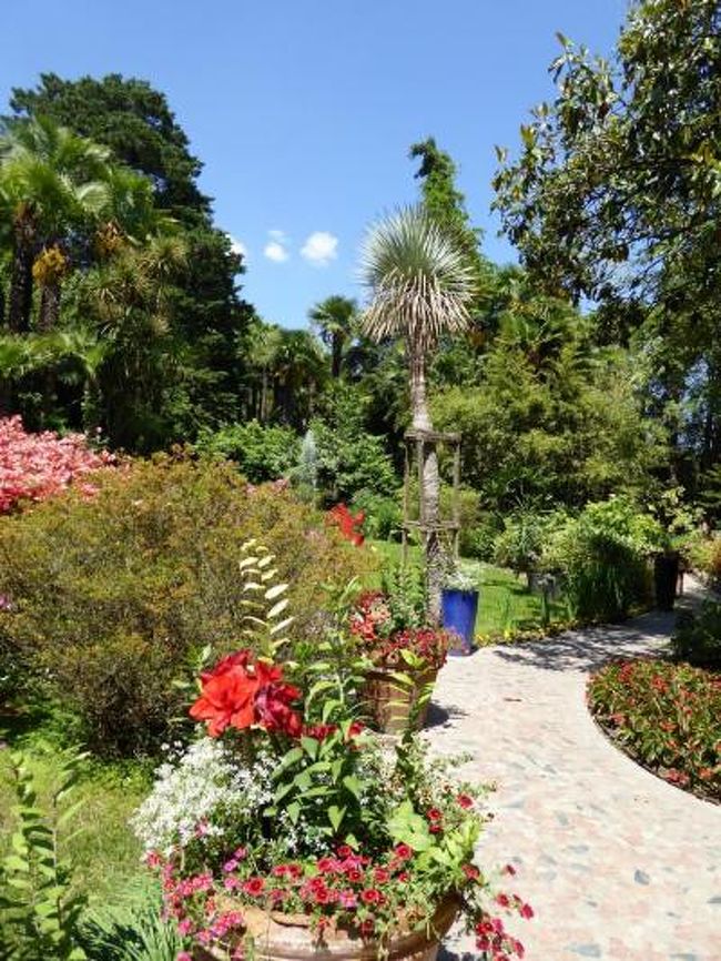 初夏の優雅な北イタリア旅行♪　Ｖｏｌ１２３（第８日目午後）　☆ガルドーネ・リビエラ（Gardone Riviera)：憧れの庭園「Andre Heller」♪美しい花々と優雅な雰囲気の池♪