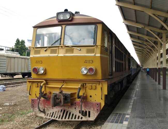 世界の鉄道想い出の旅シリーズ　第4弾（2004年～2009年）<br /><br />台湾を一周した旅で鉄道旅に魅了され、以後海外の鉄道に乗る事が楽しみとなりいろいろな国の鉄道に乗るようになりました。<br />そして台湾一周した鉄道の旅を思い出の旅としてシリーズ化しました。<br /><br />今回は台湾一周した旅行の前に投稿したタイ・チェンマイの旅行記。<br />この旅行記を世界の鉄道想い出の旅シリーズ化し、前編と後編に分けて再編集しました。<br /><br />思い出の旅シリーズ第2弾は2007年に行ったタイ・チェンマイの旅を紹介します。<br />2006年に（飛行機を利用）に続いて2007年年末もタイ・チェンマイの旅を計画しました。<br />昨年、往復鉄道を利用する予定でしたが、計画が遅かったので鉄道のチケットが現地で取れず断念。そんな事も有り2007年は鉄道の旅を目的として万全の計画で望みました。<br /><br />タイ鉄道のチケットは年末年始なので現地購入はリスクが大きく、現地タイの旅行会社にネットで依頼、エアチケットはノースウエスト航空（現デルタ航空）のマイレージ特典航空券を利用しました。<br />　　　　　　　　　　　　　　　　　　　　　　　　　　　　　　　　　　<br />後半は12月31日大晦日から新年にかけてチェンマイ市の風景とバンコクまでの夜行寝台列車の旅を紹介します。<br /><br />日程<br />2007年12月28日（金）<br />宇部山口空港 20時00分　JAL　羽田空港 21時25分着<br /><br />12月29日（土）<br />上野駅　京成スカイライナー号　成田空港駅<br />成田国際空港 18時30分発　NW（ノースウエスト航空）27便<br />バンコク スワンナプーム国際空港 23時45分着<br /><br />12月30日（日）<br />バンコク フアランポーン駅 8時30分　SP EXP9　<br />チェンマイ駅 20時20分着<br /><br />12月31日（月）　チェンマイ観光<br /><br />2008年1月1日（月）<br />チェンマイ駅 16時30分発　SP EXP14　車内泊<br /><br />1月2日（火）<br />バンコク フアランポーン駅 7時00分着<br />バンコク市内観光<br /><br />1月3日（水）<br />バンコク スワンナプーム国際空港 7時00分発　NW28便　<br />成田国際空港 13時50分着<br />羽田空港　17時35分発　JAL　宇部山口　19時20分<br /><br />写真はチェンマイ駅で出発を待つSP EXP14列車