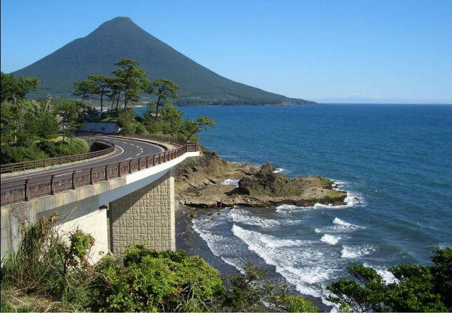 ここは鹿児島県南九州市頴娃町にある釜蓋神社です。境内の鳥居から拝殿まで釜の蓋を頭に載せて落とさずに行けると願いが叶うそうです。若いカップルが多い観光スポットのようです!目の前は海ですので開聞岳、東シナ海、硫黄島、屋久島が天気が良ければ見えます。今日の宿泊地いせえび荘に向かい夜の食事は伊勢エビステーキ御膳を頂きました。お造りがとても美味しかったですね!<br />朝食を済ませて公園に降りてみました。番所の鐘をならす(回数による)と願い事が叶うそうです!ここからも開聞岳ははっきりと見えています。もっと天気が良ければ硫黄島、屋久島が見えるのですが残念です。ここから子供たちを遊ばせるために夢・風の里アグリランドに連れて行き、思いのまま乗り物に乗ったりして楽しく遊んでいました。