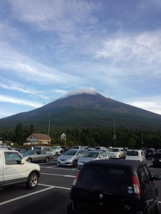 毎年　夏山の時期　富士山に登っている。<br />毎年　だいたい富士宮口から登ってます。<br />以前は７月に登っていたが、最近は山が終わりに近づいた８月終わりが多い。<br /><br />それはマイカー規制の日数が多くなってしまい、５号目まで車で行くことが出来なくなってしまったからだ。<br />２０１２年までは５合目の駐車場まで行くことが出来ていた。<br /><br />去年から山開き直後の数日間を除き、ほとんどの日がマイカーは規制されてしまい麓の駐車場に止めて、<br />５合目までバス輸送になってしまった。<br /><br />２０１２年は５合目の駐車場に止められたので、楽だったなぁ。<br /><br />５合目に止められていた時ですが、２２時過ぎに５号目到着。　<br />それから０時くらいまで　星空観賞をする。<br /><br />５合目からの星空は　素晴らしいの一言。　<br />天の川を確認することが出来る。　本当に星の川が頭上に広がっている。<br />あれを観に行くだけでも　いいかもしれない。<br /><br />天の川を堪能し仮眠をする。<br />そして朝４時３０分起床。　準備を整えて　５時頃　出発する。<br />装備は　トレッキングシューズ、ストック、２５Ｌバックパック、帽子、手袋、カッパ、フリース・・・<br />バックパックの中には、水１Ｌ、アクエリアス５００ｍｌ、お茶５００ｍｌ、<br />あとはパンやおにぎり、そしてチョコレート等甘いモノを数点用意してある。<br />手軽に食べられるものが重宝しますよ。<br /><br />トレッキングシューズじゃなく、スニーカー等で登っている人をよく見かけます。<br />またスニーカーの底だけが登山道に落ちているのもよく見かけます。<br />富士山の砂礫は結構やっかいです。　しっかりとしたトレッキングシューズを用意することを<br />お薦めします。<br /><br />５時に出発して、約２０分ほどで６合目に到着します。<br />ここでは、体温調整のフリースを脱ぐのと、少しの水分補給のみ。<br />５分ほどの休憩で出発します。<br /><br />ここから約１時間ほど登ります。新７合目標高2780ｍを目指して登ります。<br />７時３０分くらいに７合目到着、ここでも１０分くらいの休憩です。<br /><br />次に向かうのが元祖７合目標高3010ｍです。<br />この区間もだいたい１時間くらいかな。<br /><br />私の場合、どの山小屋での休憩は１０分くらいですね。<br />おにぎりやパンを食べる時だけ１５分くらい休憩します。<br />あまり長く休憩すると次の動き出しが重くなってしまいます。<br /><br />そして元祖７合目を出発し、８合目3250ｍを目指して出発です。<br />この区間は約３０分くらいでしょうか。<br />元祖７合目以降　登りがきつくなっていきます。<br /><br />到着した８合目には、診療所がありますので、気分が悪くなった方や<br />ケガされた方の手当てが出来ます。<br />８合目でも１５分程度休憩し、次の９号目3410ｍに向けて歩き始めます。<br />ドンドン　きつくなる登りですが、吹き抜けていく冷たい風がとても<br />気持ちいいです。<br /><br />９合目でも同様に休憩します。<br />次に目指すのは山頂・・・ではなく９号５尺3550ｍにある山小屋　胸突山荘です。<br />ここまで来ると山頂はもう目の前で待ってくれています。<br /><br />山小屋を出発して最後の　急な登りを約２０分かけて登ります。<br /><br />そこには　大きな鳥居が待ってくれてます。<br />朝５時頃に５合目を出発して、山頂に着くのが９時〜９時３０分くらいですね。<br />毎年　この鳥居と　山頂にある浅間神社で記念写真を撮ります。<br />山頂でも１０分ほど休憩して、次は剣が峰を目指して出発します。<br /><br />山頂から１０分ほどで剣が峰に到着します。<br />日本で一番高い地点です。<br />ここでも毎年写真を撮って、３０分ほど滞在し、お鉢巡りに出発します。<br /><br />富士山の火口を１周します。<br />時間にして１時間弱くらいでしょうか。<br /><br />河口湖・須走口からの登山道の頂上と御殿場口の頂上を経由します。<br />剣が峰から河口湖口頂上までが３０分くらい、河口湖口から御殿場口までが２０分くらい、<br />御殿場口から富士宮口までは５分くらいでしょうか。<br /><br />お鉢巡りをして、富士宮口に戻ってきて、神社にて前年のお守りを返納し、新しいお守りを購入。<br />そして郵便局ではがきを出します。<br /><br />それからゆっくり昼食を取ります。<br />山頂の山小屋で暖かいものも食べられます。<br />うどんやカップラーメンもあります。カップラーメンは麺が硬いままですけどね。<br />水の沸点が低いので、硬さが残るのです。<br />そしてカップラーメン１つ９００円ほどします。<br />以前子供と３人で食べた時、２７００円もかかり、お代わりと言われた時は参りました（＾＾；）<br />富士山では全てのものが高いです。<br />重くなりますが自分で持っていくことをお薦めします。<br />ペットボトルも１本　５００円ほどします。<br /><br />富士山頂をたっぷり堪能して、１１時３０分過ぎくらいに下山を開始いします。<br /><br />富士登山で本当にきついのは、下山です。<br />解りやすく言うと、登りはマラソンのような辛さです。　ハァハァと苦しい感じです。<br />下りは身体的な辛さといいましょうか、下半身を襲ってきます。<br />膝、太もも、ふくらはぎ、足首等に自分の全体重がかかってくるのです。<br />特に膝への負担は半端じゃありません。<br />そこで役に立つのがストックです。<br />始めて登られる方達は５合目か６合目で金剛杖を購入されて登られてますが、<br />金剛杖でもいいでしょうが、ストックの方が数倍楽です。<br />でも金剛杖は各山小屋にて焼き印をしてくれますので、いい思い出の品にはなりますね。<br /><br />下りは苦しいというのはありませんが、膝が痛みだしたり、太ももやふくらはぎの筋肉が<br />限界になり、踏ん張りが利かなくなってきます。<br />すると余計な体力を使い、消耗します。<br />楽に下れますが、あえてゆっくり下山した方が翌日以降の回復が早いと思います。<br />無理すると１週間近く足の筋肉痛に苛まれますよ。<br /><br />あと１点　下山時は登ってくる人が優先です。<br />狭いところですれ違う時は、登山者を優先して下さい。<br />すでに登ってきたぞという余裕で譲ってあげて下さい。<br /><br />下山は登りの約半分くらいの時間で降りてくることが出来ます。<br />まぁ　足へのダメージ次第ですけどね。<br />疲れた足に砂礫がよく滑りますので、転倒しないように気をつけて、<br />ゆっくり下山します。<br /><br />駐車場には２時前後に到着します。<br /><br />ゆっくり着替えて、十分休憩して、車に乗り込みます。<br />足は想像以上に疲れていますので、車の運転は慎重に。<br />アクセルを踏むのですら、辛い時があります。<br /><br />ゆっくり安全運転で帰りましょう。<br />