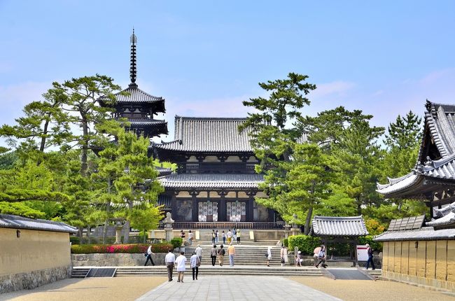 「聖徳太子ゆかりの寺」「聖徳太子鎮魂の寺」「斑鳩ロマンの寺」…。こうした心を揺らすＪＲディスカバージャパンのキャッチコピーが巷に溢れ、ただ漠然としたイメージを抱いてそれを温め続けてきた憧れの地 斑鳩…。<br />以上、青春時代の甘酸っぱい１ページですが、当時は写真を見ながら妄想を膨らませるしかありませんでした。静謐で寡黙な空間や重圧荘厳な瓦の海原が旅心を誘いましたが、実際に足を運ぶことはありませんでした。<br />悲しいかな人の心は移り気なもので、そんな狂おしいまでの憧れもいつの間にか忘却の彼方でした。今までは奈良へ出かけてもアクセスの悪い法隆寺には見向きもしなかったのですが、何気なく手にした一冊の本が心地よいトランス状態へ誘ってくれました。この本の内容を学生時代に耳にしたことがあったのです。それが、梅原猛著「隠された十字架―法隆寺論」。法隆寺に対する漠然とした憧憬の源は、この本だったと気付かされた瞬間でした。<br />この本の内容を織り込んで紹介していきますが、歴史の教科書に記述されたこととは異なった視点で古代史のタブーを破った画期的かつショッキングな研究内容です。１９７２年の出版からすでに４０年以上経過しているため、その後の研究で覆った仮説もありますが、法隆寺の謎の一角が瓦解したような気がします。この本を読んだ感想は、古代史は宗教に近い学問だということです。科学であればまず疑うことが基本です。現在のＳＴＡＰ細胞がそうであるように、仮説への反証を試みてグレーなものをホワイトあるいはブラックにしていくのが科学です。ですから、自分の目で実際に確かめ、その結果をレポするのが今回課せられたミッションということになります。<br />