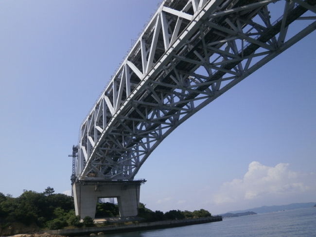 小豆島を後にした一行は　岡山の玉野市宇野港や直島を見て瀬戸大橋をくぐり本島まで足をのばしました。<br /><br />sボートでの移動なので　周囲は海ばかりですが、新たに見る角度からの旅も良いものです。<br /><br />再び訪れてみようと思わされた本島も良かったし、忙しい旅の後篇です。