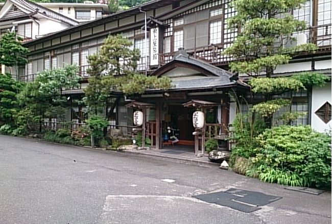 会津の町に別れを付けて向かったのが、先ずは猪苗代湖。東山温泉を流れる「滝」の水源であろう。関西から追っかけてきた梅雨の中でも、観光客が遊覧船を楽しんでおられる。<br /> 拉麺で有名な喜多方の町を横切るようにして向かったのが、磐梯山ゴールドラインという山岳ドライブ道路。さらに磐梯吾妻レークライン、磐梯吾妻スカイラインと山岳コースを楽しみました。お天気が良ければ、写真の看板にあるような風景が楽しめたはずだが。<br /> 途中磐梯吾妻スカイラインの入口付近にある、横向温泉に立ち寄り。写真の通りレアな温泉だが好みだ。アメニティが良ければ泊まっても良いと思うが、パスした。<br /> その後、東北道を白石IC迄利用して鎌先温泉「最上屋旅館」へ向かった。最上屋旅館は当時旅館の色濃く残していて、小部屋と炊事場が浴室の周りに集中している。今は、物売りの朝市は来ないそうで、宿泊客は近くのコンビニやスーパーへ買い出しに行くと云うが、保存食は持参する方が多いとか。<br /> 私は勿論御食事を頼んだ。温泉は、「薬泉」という表現からしてもう少し濃厚なのかと期待したがそれほどでも無かった。しかし、長期湯治客ならこの程度が良いのかも知れない。
