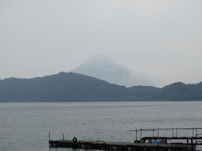 鹿児島は、霧島の温泉は行った事があったのですが<br />指宿温泉は、いままで人生で一度もなかった温泉地です<br />砂蒸しを体験したくて行こう行こうと思いたって早数十年・・・。<br /><br />旅をするのに、しっかりと計画を立てるのも楽しいですが<br />思いたって急に行ってみるのも良いかも<br /><br />今回は、一ヶ月前に行きたくなってしまう旅依存症の虫が(笑)<br />飛行機のチケットも取れたので<br />レンタカーで霧島を回って鹿児島を南下しました<br />梅雨の時期、天気はよくないですがドライブして来ました