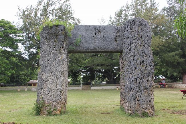 「ハアモンガの三石塔 」トンガで数少ない史蹟名所にバスで行って来ました。1200年頃に作られたようですがこの巨石をどうやって組んだかは謎です。イギリスのストーンヘンジやチリイースター島のモアイ同様謎が多いようです。<br />　ヌクアロファからバスに乗って1時間、トンガタプ島の東端に向かいバスは走ります。キャプテンクックの上陸碑も過ぎ、集落がまばらになり、車内も空いてきました。