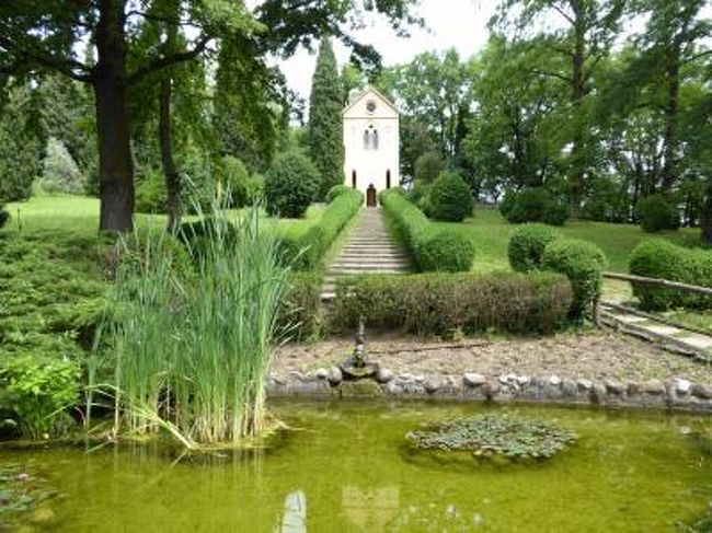 5月17日〜29日の11泊13日、北イタリアへ行きました♪<br />世界遺産の街並み、美しい山岳、青いガルダ湖、バラの咲く庭園や公園、スカラ家の数多の城、硫黄香りの温泉、美味しいグルメを楽しんできました♪<br />訪れたのは、ヴェローナ、サン・ベネデット・ポー、マントヴァ、ソアーヴェ、ヴィチェンツァ、ティエーネ、トレント、マルチェジーネ、リモーネ・スル・ガルダ、トルボレ、リーバ・デル・ガルダ、トッリ、マデルノ、ガルドーネ・リヴィエラ、サロ、イゾラ・ディ・ガルダ、マネルバ、バレッジョ・サン・ミンチョ、ボルゲット、カステラッロ・ラグセッロ、ペスキエーラ・デル・ガルダ、デゼンツァーノ・デル・ガルダ、シルミオーネの２３か所へ行きました。<br />宿泊地はヴェローナ、トレント、マルチェジーネ、ガルドーネ・リヴィエラ、シルミオーネの５か所<br /><br />☆Ｖｏｌ１４９：第１０日目（５月２６日午前）バレッジョ・サン・ミンチョ♪<br />今日はシルミオーネへ移動。<br />シルミオーネのホテルへ移動する途中にバレッジョ・サン・ミンチョ。<br />名前の通りにミンチョ川のほとりにある町。<br />また、ミンチョ川はガルダ湖から流れる大河。<br />ガルダ湖と同じ美しい青い色。<br />この街の見所は２大ある。<br />ひとつは高台に立つスカラ城へ。<br />スカラ城から素晴らしいパノラマを楽しんだら、<br />この旅の目的の一つである憧れの庭園へ。<br />「Parco Sigurta Giardino」。<br />北イタリアでは最大規模を誇る庭園。<br />徒歩では一日回り切れないくらいの広大。<br />３時間滞在の予定なので徒歩ではなく、自転車で。<br />園内は電動列車が走行しているが、<br />限定されたコースしか走行しないのですべて見ることはできない。<br />なので自由に行きたいところへ効率よく回るとしたらやっぱり自転車。<br />自転車を借りて入場。<br />ゆったりと自転車を走り、<br />美しい庭園を見学。<br />まずは、エントランスから北へ。<br />広大な美しい芝生が広がり、<br />新緑の美しい木々。<br />見頃を迎えたアザレアやバラ。<br />あまりの感激で、自転車がなかなか進まない。<br />さらに進むと美しい池が。<br />池の周囲の植物の配置やバランスが美しい。<br />さらに進んで♪