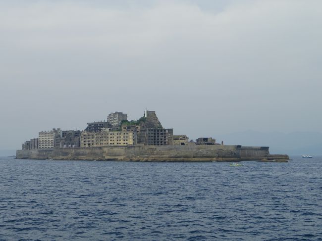 廃墟の島軍艦島に上陸できるツアーがあるというので、世界遺産登録（？）前に行ってきました