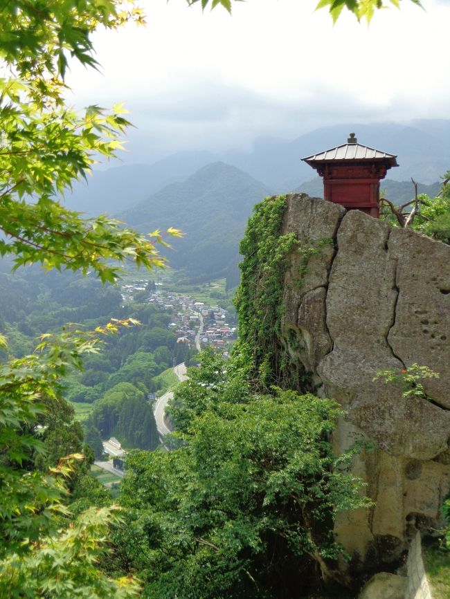 山形市に出張で夕方仕事があり、翌日休暇を取って山寺と山形市内を歩きで回りました。<br />山寺は電車の時間もあり2時間は時間を取っておくと余裕でゆっくり回れます。<br />市内に戻ってお昼は東北で山形の蕎麦が一番美味しいと有名な話で、老舗の庄司屋で12時前に入って並ばす蕎麦を食べましたが、やはり東北一のそばだけあって食感が全く違い本当に蕎麦の甘み、旨みを充分堪能でき満足しました。<br />その後、霞城公園を周り、山形市郷土館の当時の医療の貴重な資料が展示されており興味深かっyたです。<br />また文翔館では当時の貴重な建築物と県庁の当時の様子がにられ非常に感激しました。<br />西口のワシントンホテルのフロントがある24階の展望台からの眺めは山形市内を一望できこれらの市内の拝観が全て無料で感激しました。<br />さくらんぼも市内のお店を見ていたらL、1kgで通常2980円が1980円の商品が有りそれをお土産に買って帰りました。<br />駅で見ると4000円前後の値段で売っていたので、地元の人が買うお店で買うと安く買うことができますね。<br />後は冷やしラーメンを食べたかったですが、板そばの量が半端でないのでお腹がいっぱいで食べられなかったのが<br />心残りです。<br />