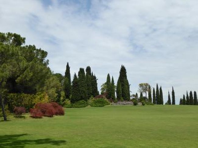 5月17日〜29日の11泊13日、北イタリアへ行きました♪<br />世界遺産の街並み、美しい山岳、青いガルダ湖、バラの咲く庭園や公園、スカラ家の数多の城、硫黄香りの温泉、美味しいグルメを楽しんできました♪<br />訪れたのは、ヴェローナ、サン・ベネデット・ポー、マントヴァ、ソアーヴェ、ヴィチェンツァ、ティエーネ、トレント、マルチェジーネ、リモーネ・スル・ガルダ、トルボレ、リーバ・デル・ガルダ、トッリ、マデルノ、ガルドーネ・リヴィエラ、サロ、イゾラ・ディ・ガルダ、マネルバ、バレッジョ・サン・ミンチョ、ボルゲット、カステラッロ・ラグセッロ、ペスキエーラ・デル・ガルダ、デゼンツァーノ・デル・ガルダ、シルミオーネの２３か所へ行きました。<br />宿泊地はヴェローナ、トレント、マルチェジーネ、ガルドーネ・リヴィエラ、シルミオーネの５か所<br /><br />☆Ｖｏｌ１５１：第１０日目（５月２６日昼）バレッジョ・サン・ミンチョ♪<br />今日はシルミオーネへ移動。<br />シルミオーネのホテルへ移動する途中にバレッジョ・サン・ミンチョ。<br />この街の見所は２大ある。<br />ひとつは高台に立つスカラ城。<br />もうひとつは「Parco Sigurta Giardino」。<br />北イタリアでは最大規模を誇る庭園。<br />徒歩では一日回り切れないくらいの広大。<br />３時間滞在の予定なので徒歩ではなく、自転車で。<br />ゆったりと自転車を走り、美しい庭園を見学。<br />エントランスから北へ。<br />丘の上に立つ可愛らしい教会「Eremo」と周囲の池を鑑賞したら、<br />西の方向へ。<br />広大な芝生が広がり緩やかな起伏が素晴らしい。<br />木々の配置が絶妙。<br />バラの一角があり、香水の原料となるバラが咲き乱れ、<br />むせ返るほどの濃厚な香りが漂う。<br />さらに進むと庭園で最も高い丘の上に。<br />そこは池があり、コイが泳いでいる。<br />そこからの眺めは素晴らしい。<br />ゆったりと眺めて♪<br />