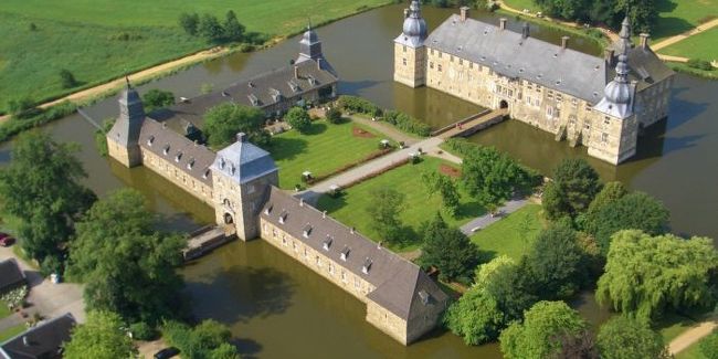 ドイツ・メルヘン街道、ミュンスターラントの水城と、オランダ、ベルギー・ルクセンブルクのアルデンヌ地方の古城を巡る旅<br /><br />期間:2013年10月14日(月)〜10月28日(月)15日間:10月17日(木)<br /><br />≪古城伝説:呪われたレンベック城Fluch ueber Schloss Lembeck≫<br /><br />ドイツのノルトライン・ヴェストファーレン州の北部にあたるMuensterlandミュンスターラントを訪れた。<br />ミュンスターラントには157の水城があるそうで、その内から幾つかのドイツを代表する水城も訪ねる事にしている。<br /><br />ミュンスターラントを訪ねるにあたり、かつて見学したものの、宿泊した事が無かった古城ホテル レンベック城に2泊する事にした。<br /><br />写真はレンベック城の俯瞰<br />