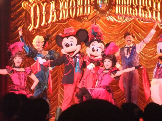 言わずもがなのディズニーリゾートへ。完全ガイドや攻略本なども多数でていますが、ここはとにかく、自分の目的を見失わないことです。そして人が多いですので、無理にあれこれ詰め込み過ぎないことです。たくさん観たい、乗りたい・・・ときはリピーターとなって「今度・・・」という割り切りも必要です。入口付近にキャラクターが出ていて写真を撮るのに大行列していますが、ここで引っかかると時間がいくらあっても足りません。<br />まずは人気のアトラクションのファストパスを取ることから。我が家は小さい子がいますので、身長制限のある絶叫系は無理ですので、選択肢は少ないです。ランドであればクマのプーさん、シーであればトイストーリーマニアは開場してすぐでも遅い時間の案内のファストパスになります。小さな子連れには厳しい・・・。スマホでディズニーの登録をするとファストパスの案内時間もわかりますので、発券場所まで行かなくても大丈夫です。こういうところで時間の節約をしましょう。<br />人気のアトラクションに列が集中しているすきに二番手のアトラクションを乗りましょう。ドンドン時間が経つにつれ、一番人気のアトラクションを乗り終えた人が流れてきます。ランドならピーターパン、シーならシンドバッドあたりですかね。5〜10分ほどでストレスを感じず乗れます。<br />ショーやパレードを観るのも平気で1時間待ちの場所取り合戦になるのですが、ランドのショーレストランが少々お金はかかるものの食事をしながら悠々見ることができます。キャラクターとの写真はアンバサダーホテルのシェフミッキーで食事をすると(予約がたいへんですが)、これでもか!というぐらいキャラが回ってきて撮れます。<br />大人の楽しみとは別に子どもはランドのトムソーヤ島やシーのアリエルのプレイグラウンドなどの歩いて巡る系でも充分楽しんでました。一休みがてら(次の戦略を立てる休憩?)こどもを遊ばせておくと良いと思います。<br />まあ、予定していた通りにならないのがディズニーリゾートですので、細かいことにイライラしないことですね。楽しみに来たのですから・・・。乗れなかったもの、観たかったものは次の楽しみに残したと考えましょう。