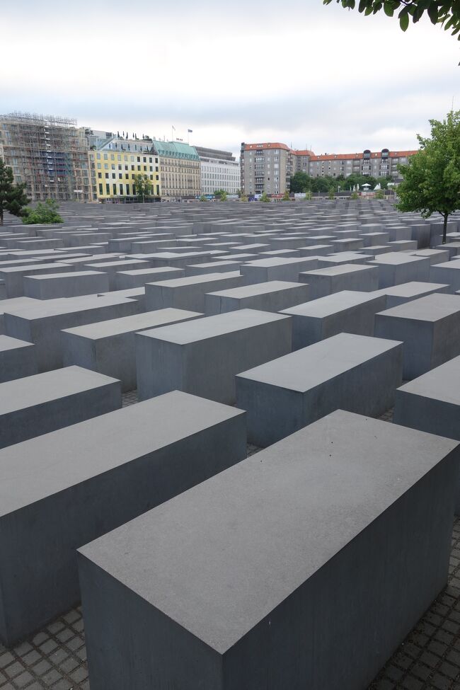 前回はわずか数時間の滞在で終わったベルリン（→　http://4travel.jp/travelogue/10792588　）<br /><br />今回は、&quot;虐殺されたヨーロッパのユダヤ人のための記念碑&quot;・&quot;ベルリンの壁&quot;・&quot;ペルガモン博物館&quot;、等々を見学