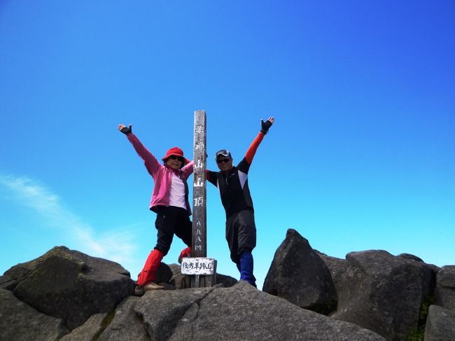 ２０１１年８月２０日　羊蹄山登山にチャレンジするも雷・雨のため無念の強制下山。<br /><br />いつかはリベンジしようと思いつつ３年が経ってしまった。<br />昨年夏、富士山登山に初挑戦、無事登頂。<br />そして秋、上高地を訪れて本州の山も登りたいよね、という気持ちが強まってきた今日この頃。<br /><br />でも、その前に北海道を代表する山にまだ登っていない!<br />そう、北海道人なら「いつかは羊蹄山」はあこがれの山。<br /><br />ことしは、山開き直後を狙って、もしまただめでも再々チャレンジする余裕はたっぷり！<br />と言う事で、登ってきました〜、山頂も無事クリア！<br />満足満足〜！<br /><br />と、言いたいけど、途中アクシデント発生！<br />そのため、ある意味不本意な登山となってしまい、悔しさが残るものとなってしまった…<br />そのせいもあり、お鉢巡りも一周できずどうもすっきりしない。<br /><br />なので、ワタクシゆんこさんとしては珍しく（笑）「羊蹄山再々チャレンジ」をここに宣言いたします。<br />羊蹄山に登るには、４つのコースがあり今回は「真狩コース」<br />まだ３回違うコースでチャレンジしなくちゃ〜！<br /><br />こんなお気楽なことを言ってますが、実は只今半端じゃない筋肉痛に襲われています。<br />昨日の下山直後から（と言うより下山中から）筋肉痛が襲い、今まともに歩けません。<br />階段の上り下りなんてもってのほか!（´ヘ｀；）とほほ・・<br /><br />でも今までの私なら、「もうこんな思いをしてまで登らない!」と言ってたんだろうけど、今回はちょっと意地になっています。（笑）<br />やっぱり道産子なら羊蹄山に登ってきました、と言いたいもん♪<br /><br />★２０１１年８日月２０日　初めての羊蹄山登山★<br /><br />　http://4travel.jp/travelogue/10594198<br /><br />★羊蹄山のお花参考ＨＰ★<br /><br />　http://www6.ocn.ne.jp/~jinriki/subB.html<br /><br />  http://www6.plala.or.jp/yo-tei/plant.htm