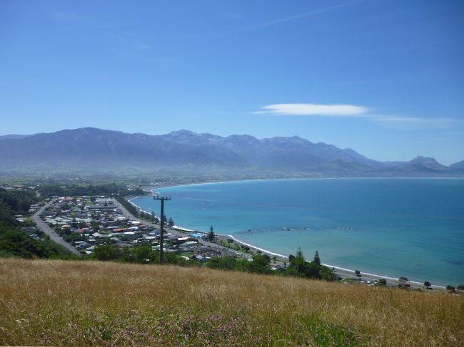 ニュージーランドには2012年の1月から2014年の3月まで<br />約2年間滞在しました。<br /><br />現地の専門学校に通ったり<br />働いたりしながら過ごしていたのですが<br />休暇などを利用して、いろんな場所に観光に行ったので<br />ニュージーランド滞在中の写真を<br />都市ごとに少しづつ公開していこうと思ってます。<br /><br />今回はカイコウラ編。<br /><br />クライストチャーチ編と同じく2014年の1月、<br />家族がＮＺに遊びに来てくれましたときの写真です。<br /><br />カイコウラはホェールウオッチングで有名な場所。<br />と、言っても行けば必ず見られるというものではありません。<br />自然が相手ですからね。<br /><br />果たしてくじらは見られたのでしょうか・・・。<br /><br /><br />