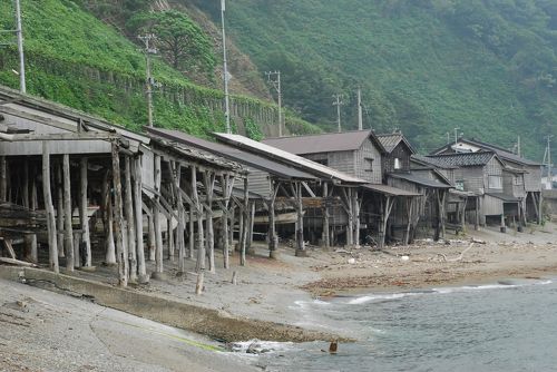 日本海に面した舟小屋と3階建ての家並みが美しい筒石を訪ねて