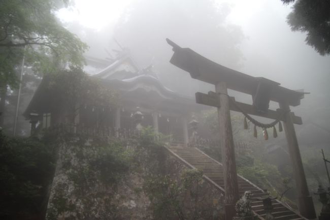 行ってみたかった玉置神社へドライブ。<br />呼ばれていない人は、「ナビが突然壊れた」「ナビの案内途中でルートが迷い、迷子になった」「事故ってしまった」「道が落石で通行止めになった」「天候が悪くなった」「病気をした」「仕事が入った」……といろいろとあって行くことができない……とも聞いたこともある場所。<br /><br />雨天の中行ってみました……それは、吉と出るか……。<br />