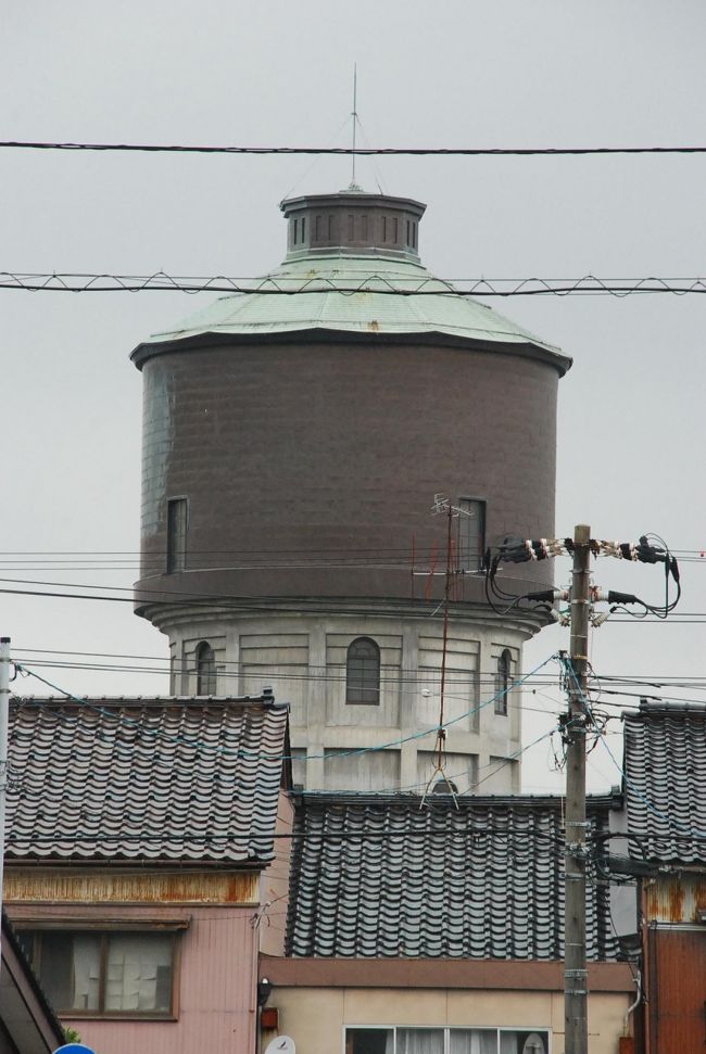 高岡は、土蔵造りの町並み、千本格子の家並み、昭和初期の配水塔など、街歩きが楽しめるところです。<br /><br />梵鐘、銅像などの銅製品は、古くから続けられている産地です。<br /><br />現在は富山県の高岡ですが、加賀藩前田家の影響を受けた文化が引き継がれています。