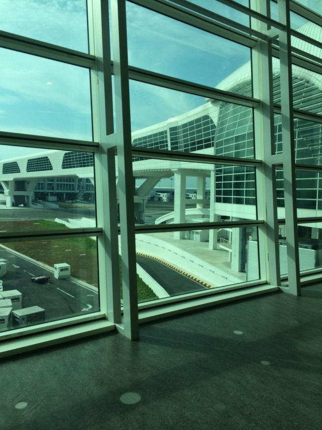 第２クアランプール空港　<br />知らなかった。<br />以前の空港とは、大違い。<br />新しくなっていました。<br />ＬＣＣ専用の空港なのにデカくて、綺麗。<br />【新装なので、当然だが・・】