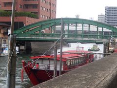 雨の浅草橋付近の神田川風景