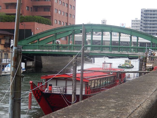 6月24日、午後3時過ぎに浅草橋付近の需要家訪問の序に屋形船がある神田川風景を見た。　雨天のために動いている屋形船は見られなかったが、神田川を整備している東京都建設局の建設船が見られた。<br /><br /><br /><br />＊柳橋が掛けられている神田川