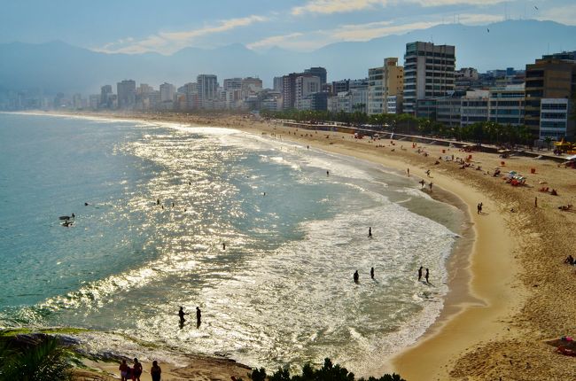 ブラジル滞在も最終日になってしまいました。これほどに移動時間と現地滞在時間の割合が悪い旅行もなかなかないと思いますが、まぁ地球の反対側だからやむを得ないですね。<br />乗り継ぎ便のの乗り遅れを避けるため、なるべく帰りの出国地点となる町の観光は基本的に最終日にしています。それこそジャングルのど真ん中で立ち往生したら帰国は絶望的になっちゃいますからね。<br />それでは早速、今回の旅唯一の町歩き観光、リオデジャネイロに繰り出します！