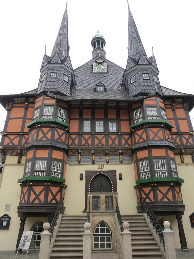 2014年5月4日（日）Wernigerode　ヴェルニゲローデ　へ<br />こちらのページは記録を残す為に、コメントがほとんどありません。<br />写真ばかりです。<br /><br />ヴェルニゲーロデの市庁舎は本当に可愛らしい建物です。<br /><br />Webなどで紹介されている内容をこちらでも<br />Rathausは2本の尖塔を持ち最初に建築されたのは1492から1497年との事です。<br />しかし1543年に火災によって消失してしまい、その後建て直されたみたいです。<br /><br />