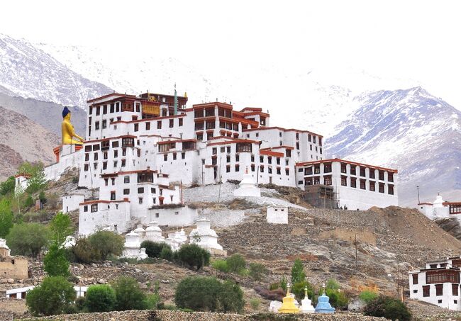 今年2月に初めてインドに旅行した際、ビザをシングルで申請したのに、ダブルのビザが発行されていました。初めてのインドが、ことのほか面白かったのと、もう一回分のビザが有ったので、再びインドに出掛けることにしました。しかし、ビザの有効期限が切れる7月半ばまでは、どこも猛暑の季節。よく調べると、一カ所だけ、この時期が旅行シーズン・・・と言う場所が有りました。それが、ラダックでした。標高3,500メートルと言うのが気に掛かりましたが、思い切って出掛けることにしました。しかし、ラダック到着初日から、食あたりで酷い下痢。体力を消耗してしまい、満足な観光は出来ませんでした。トホホ・・・。